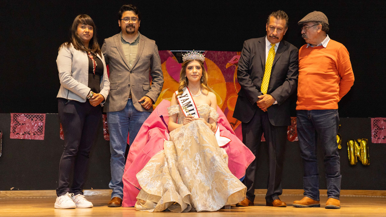 Coronan a Yamilet como Reina de la Peña Sangre Nueva en Huamantla
