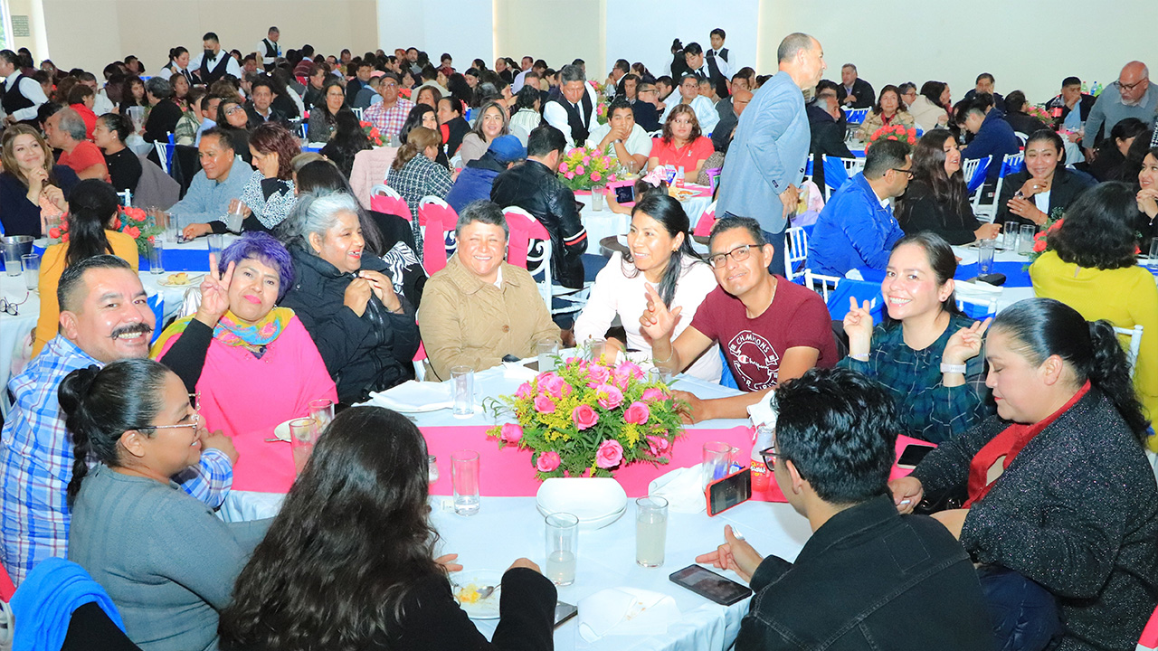 Encabeza Rector de la UATx festejo del “Día de la Madre y del Padre” de afiliados al STEIESET