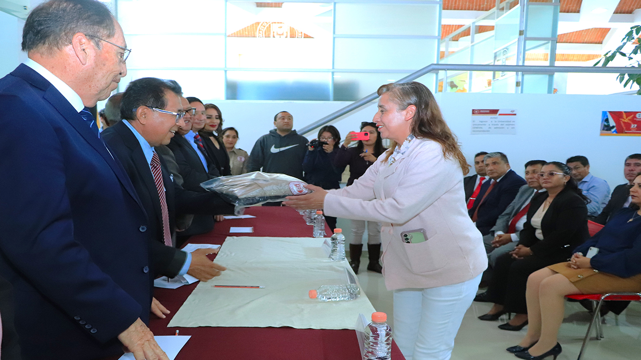 Entregó Rector de la UATx uniformes a integrantes  de la Unidad de Seguridad Universitaria
