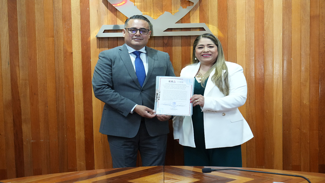 Entrega ite constancia a Claudia cervantes rosales como magistrada del tdj