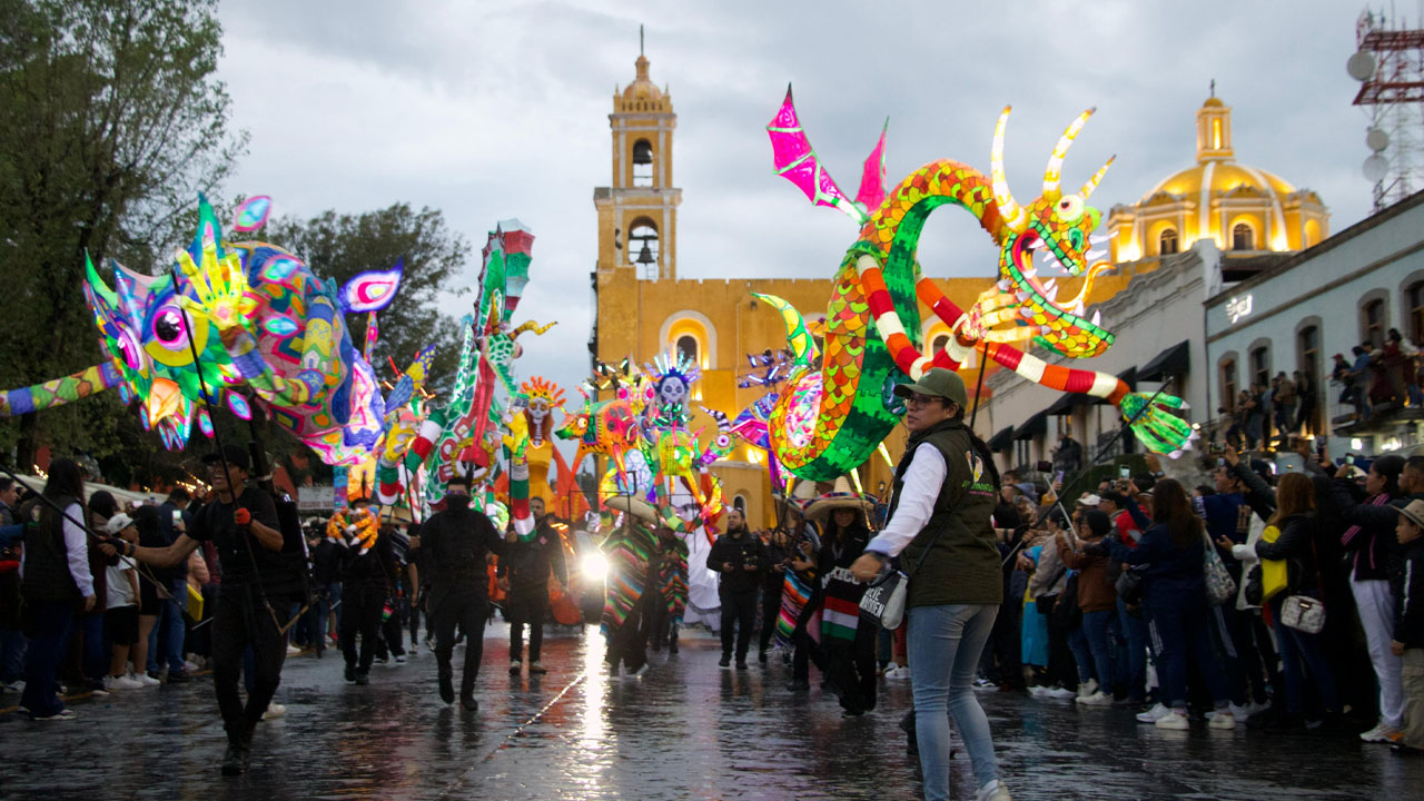 Miles de huamantlecos y visitantes disfrutan del Desfile de Huamantlada pese a la lluvia