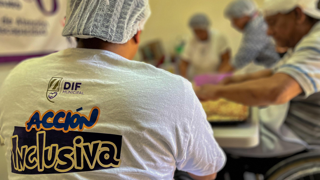 Personas con discapacidad de Zacatelco se capacitan en repostería y cocina para futuros emprendimientos.