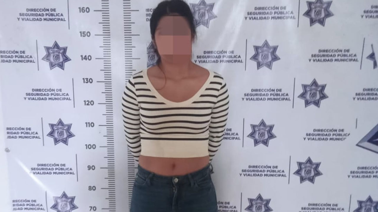 Mujer es detenida en Coppel Zacatelco