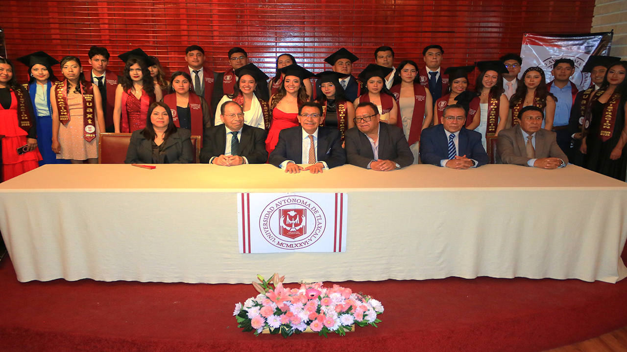 Avanza la UATx en su misión con el egreso de nuevos  profesionistas en Administración y Psicología