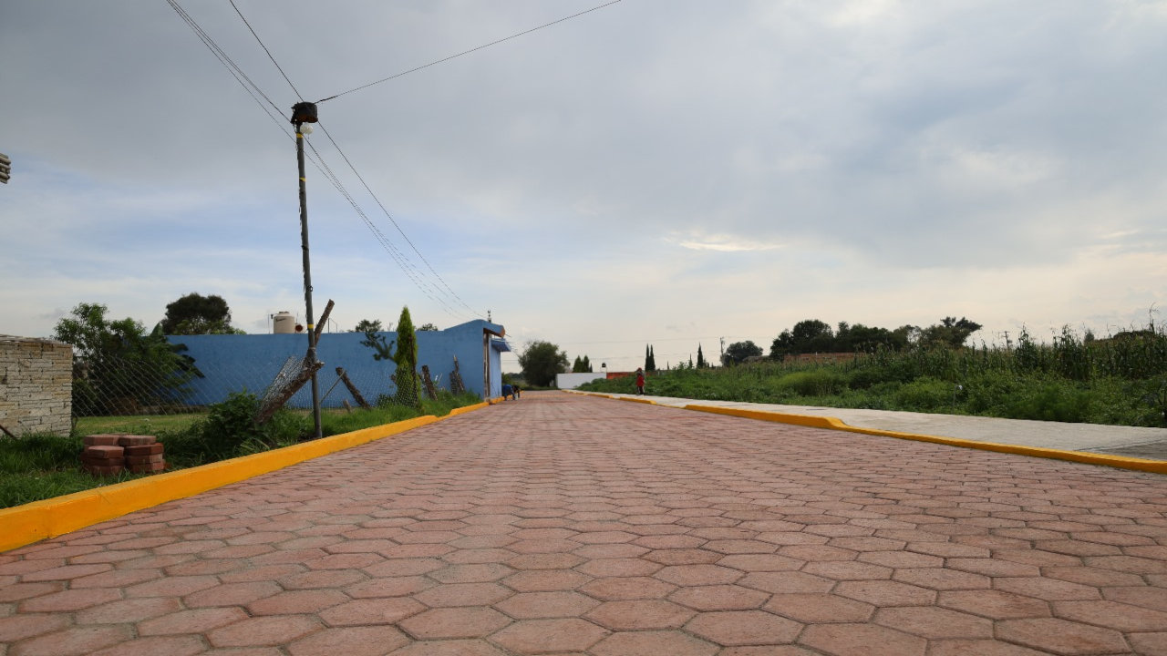 José Miguel Acatzi Luna realiza entrega de obra en la calle Emiliano Zapata de la Quinta Sección