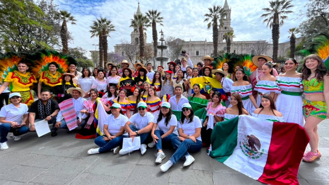 Embajadores UATx fortalecen lazos académicos y culturales en Perú
