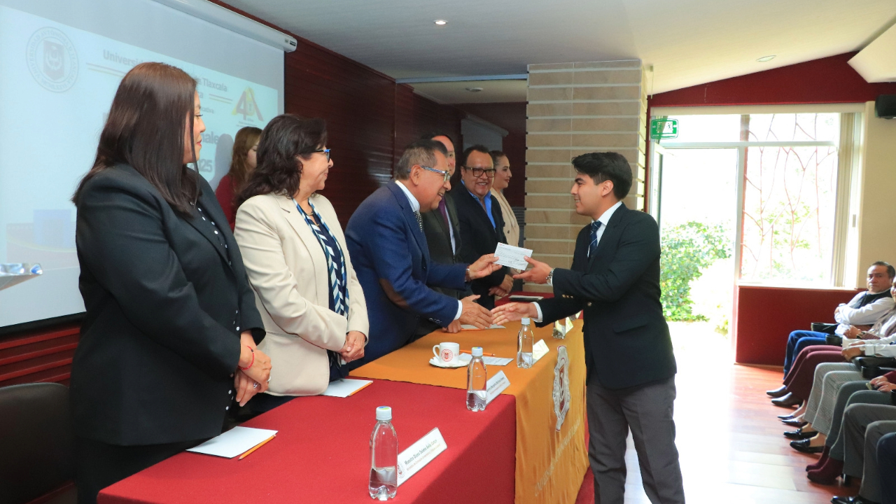 Entrega la UATx 3,067 becas a igual número de estudiantes