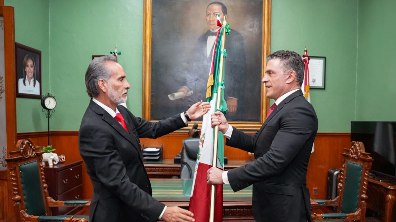 El alcalde Alfonso Sánchez García custodió el lábaro patrio y leyó el acta de independencia durante la noche del grito