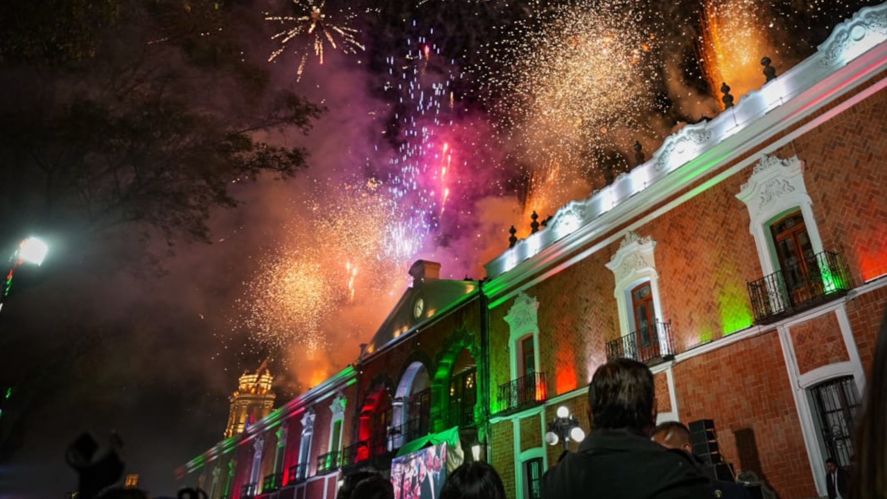 Comparte el alcalde Alfonso Sánchez García una mágica noche de fiesta patria con familias de la capital