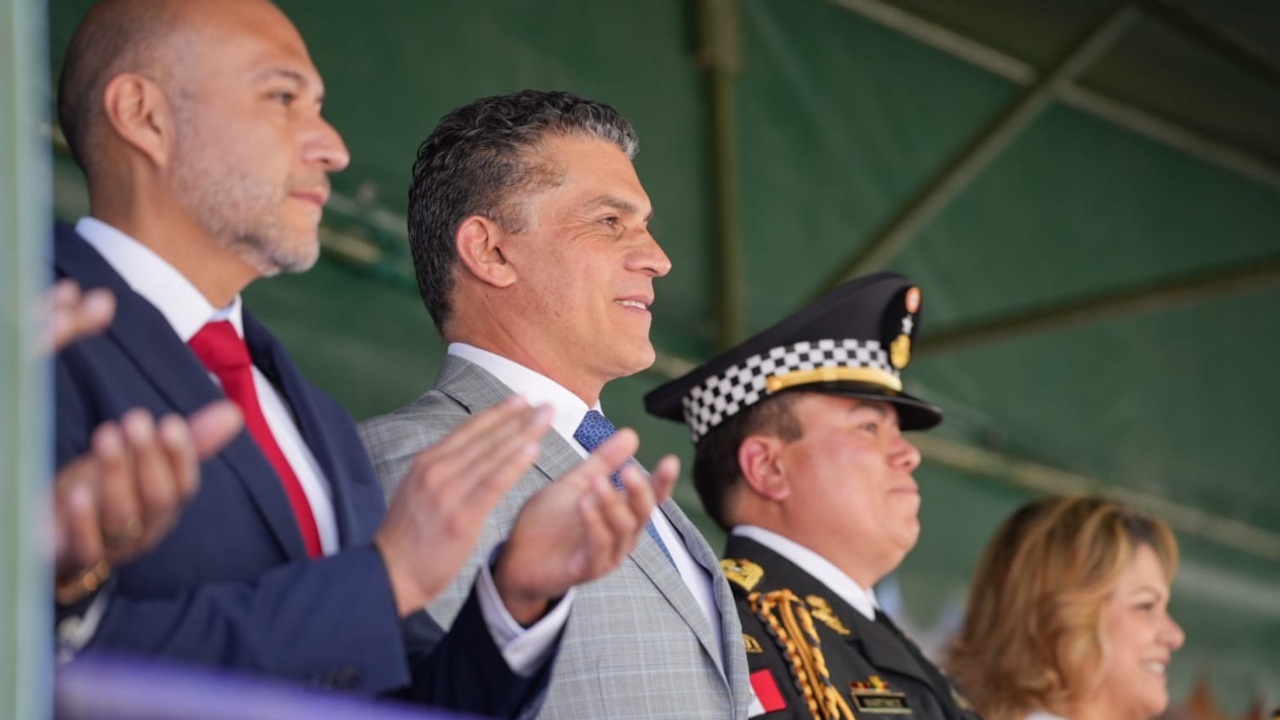 Alfonso Sánchez García destaca orgullo patrio de las familias capitalinas a lo largo del desfile del CCXV aniversario de la independencia