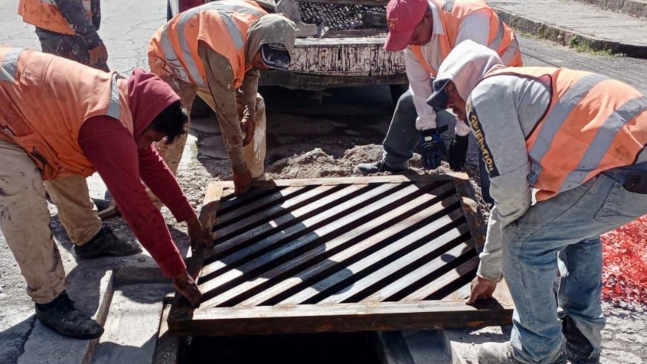 Mejora ayuntamiento de Tlaxcala infraestructura urbana con la rehabilitación de rejillas pluviales