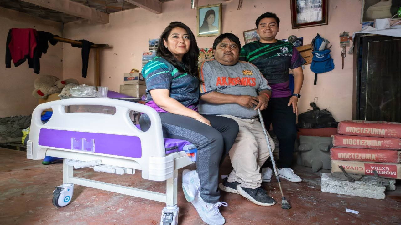 DIF Municipal de Zacatelco entrega camas hospitalarias a personas con movilidad limitada