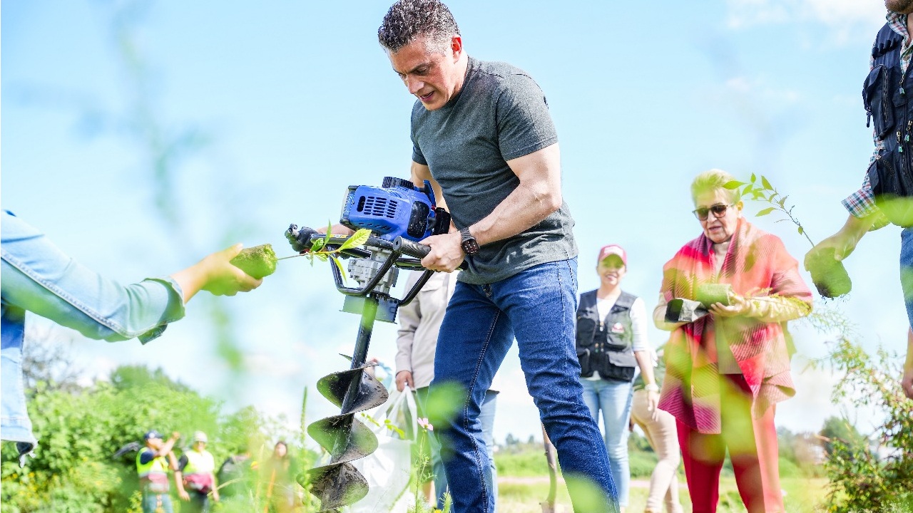 Alcalde Alfonso Sánchez García encabeza jornada de reforestación y convivencia en la laguna de Acuitlapilco