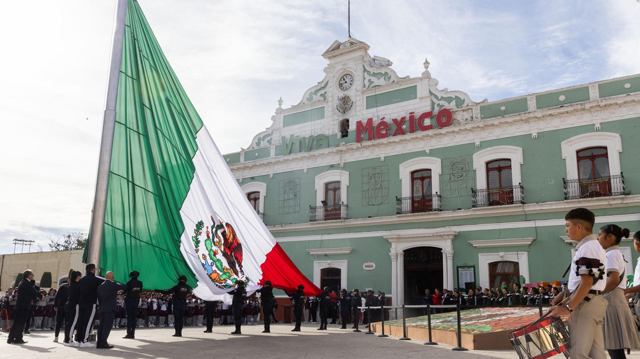 Pueblo de Jesús y Secundaria Técnica No.43 Participan en Ceremonia de Honores de los Símbolos Patrios e Izamiento de la Bandera Nacional en Huamantla
