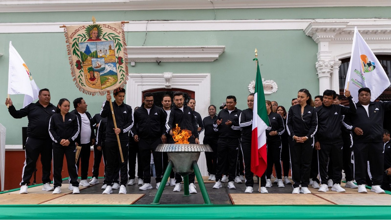 Salvador Santos Cedillo Recibe el Fuego Simbólico de la Independencia y Reafirma el Orgullo Patriótico de Huamantla
