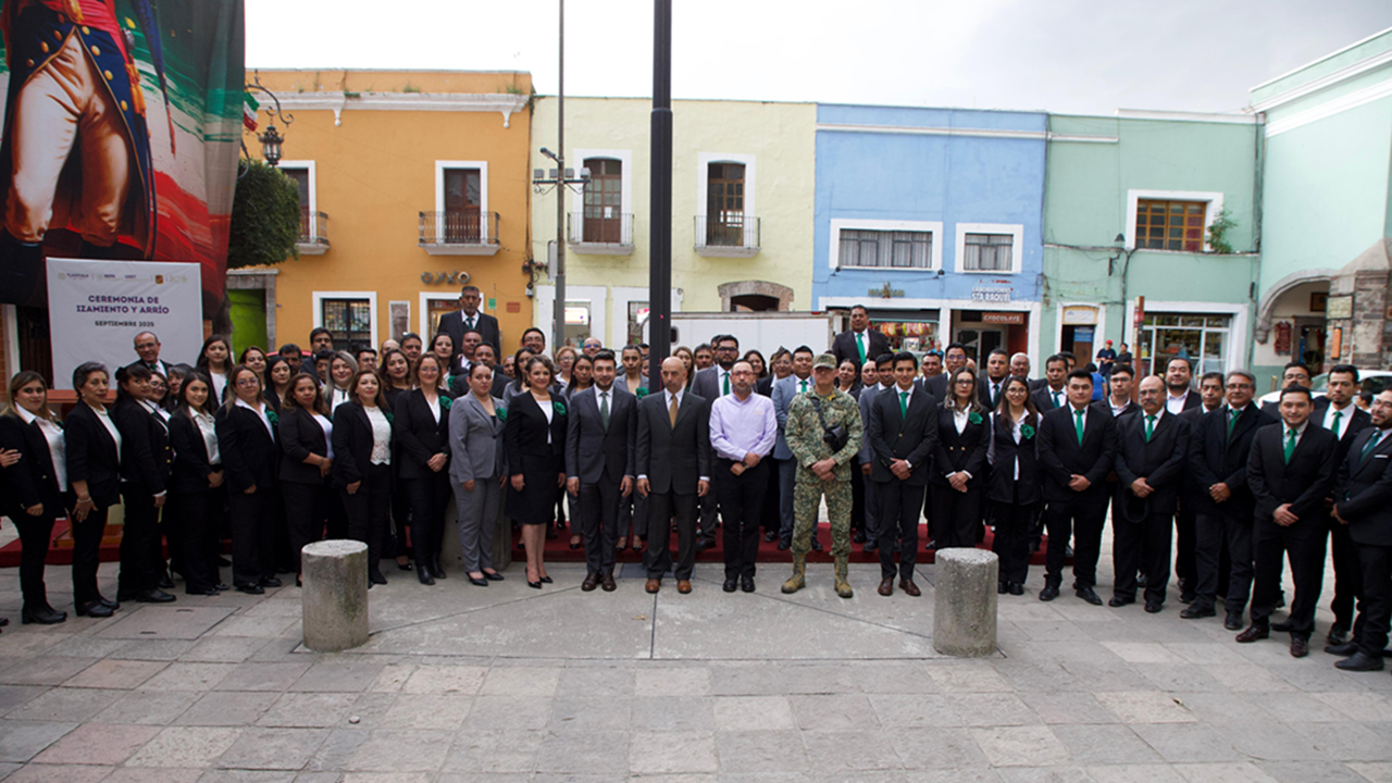 El H. Ayuntamiento de Huamantla participó en la ceremonia de arrio de la Bandera Nacional en la Plaza de la Constitución en la capital del estado.
