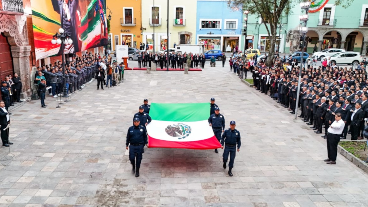 Ayuntamiento de Tlaxcala lleva a cabo el arrío de la bandera en el centro histórico