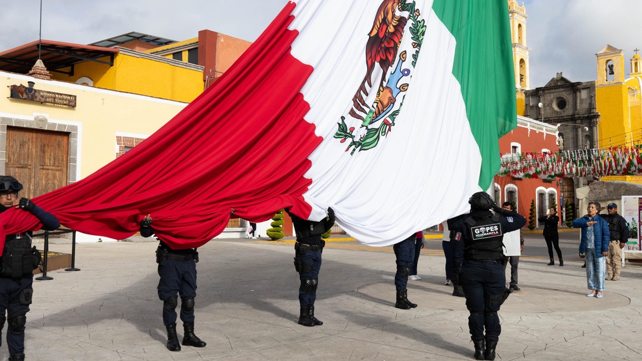 Realizan Ceremonia de honores a loss Símbolos Patrios con la Participacion de la Escuela Primaria "Huamantla Heroica"