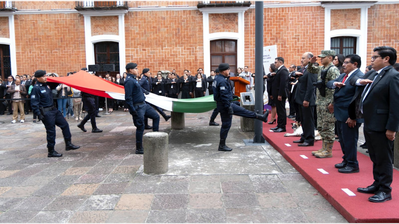 Zacatelco rinde homenaje a los lábaros patrios en Tlaxcala en el marco del 215 aniversario de la Independencia