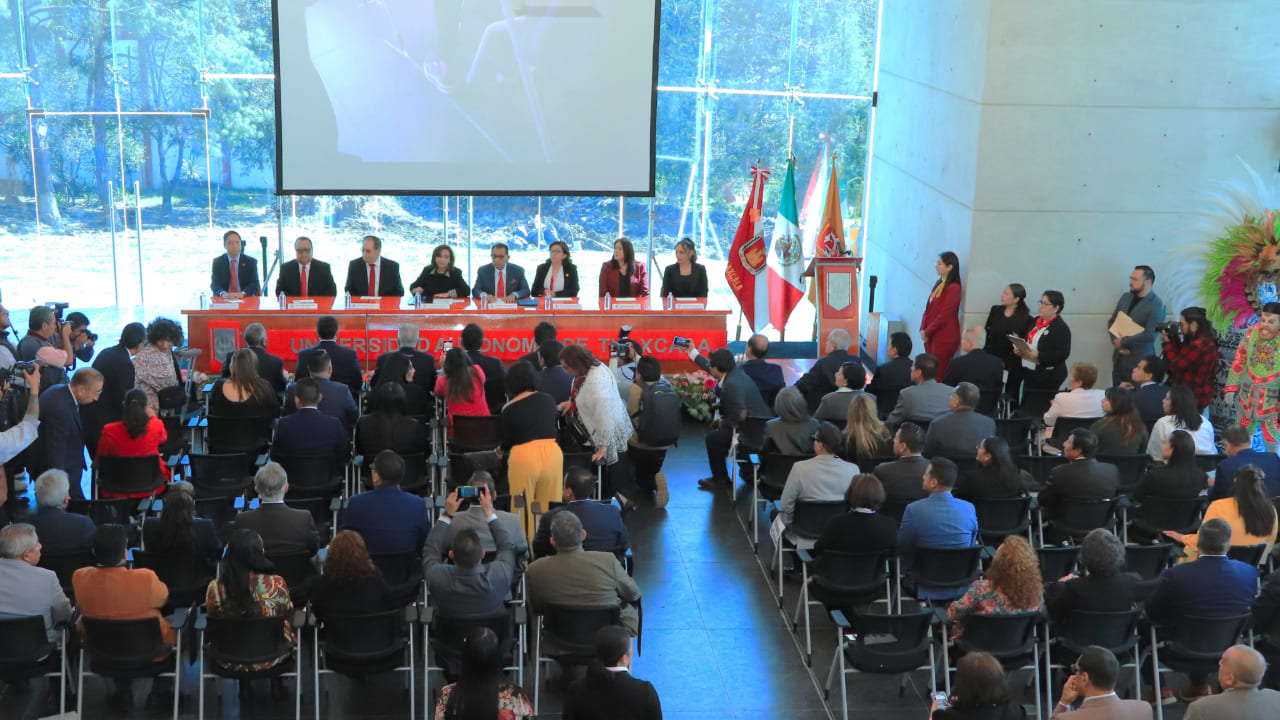 Rector de la UATx entrega la estructura del Proyecto Educa-UATx: Torre de Rectoría, acompañado por la Gobernadora de Tlaxcala