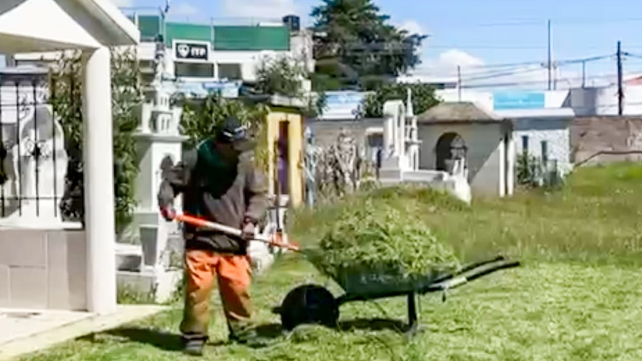 Ayuntamiento capitalino realiza jornada de mantenimiento en panteón de Atempan e Ixtulco previo a días de muertos