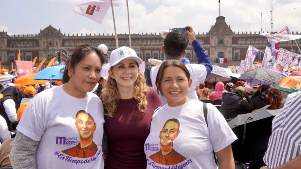 Marcela González participó en el Zócalo en la conmemoración del primer año del Gobierno de Claudia Sheinbaum