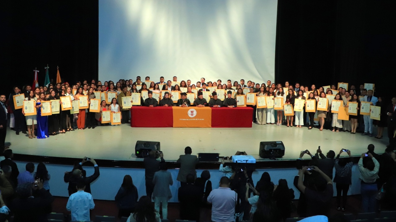 Preside Rector de la UATx entrega de 957 títulos de licenciatura y posgrado