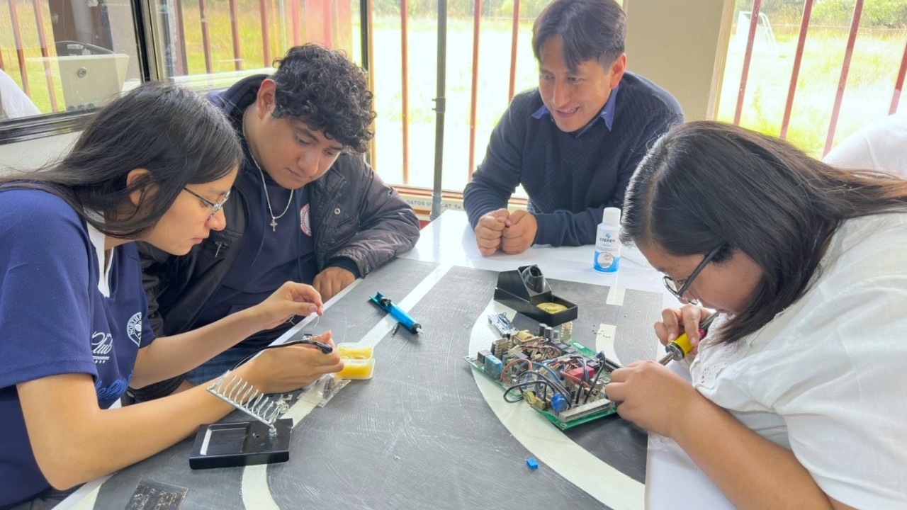 Estudiantes de Sistemas Electrónicos UATx muestran el potencial de su carrera a sus homólogos de bachillerato