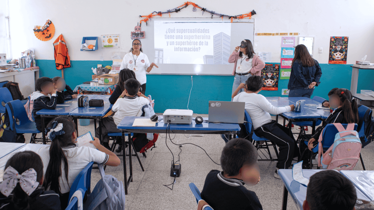 Estudiantes de Innovación Educativa UATx promueven el consumo responsable de información en la FLEEX 2025