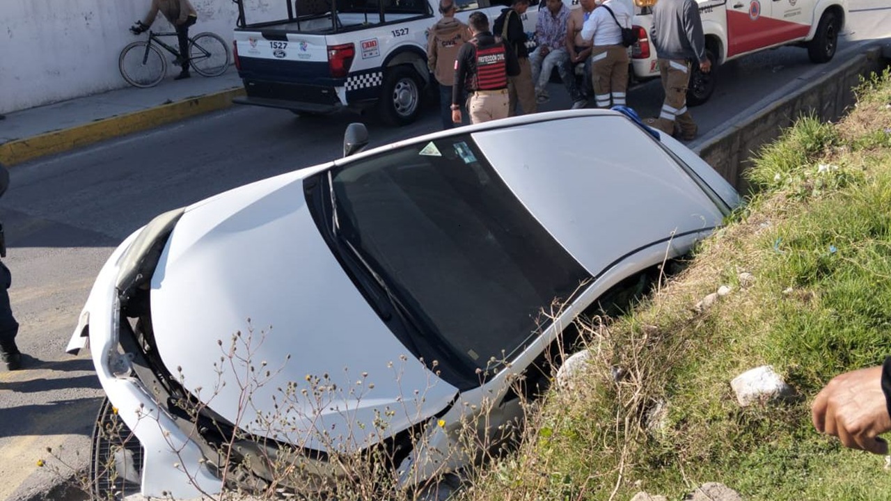 Atiende Protección Civil y Seguridad Pública de Huamantla accidente vehicular sobre el bulevar Yancuitlalpan