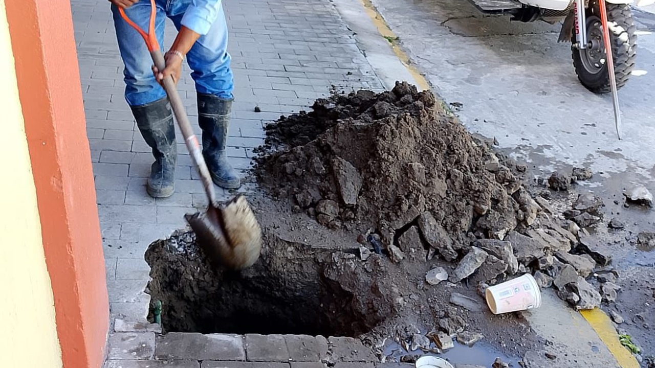 CAPAMH realiza trabajos de reparación de fugas y mantenimiento urbano en distintos puntos del municipio