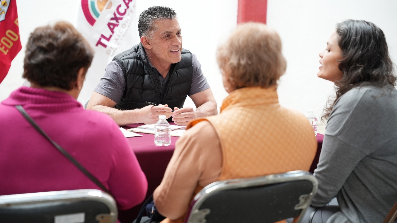Alfonso Sánchez García estuvo en San Gabriel Cuauhtla escuchando a las familias
