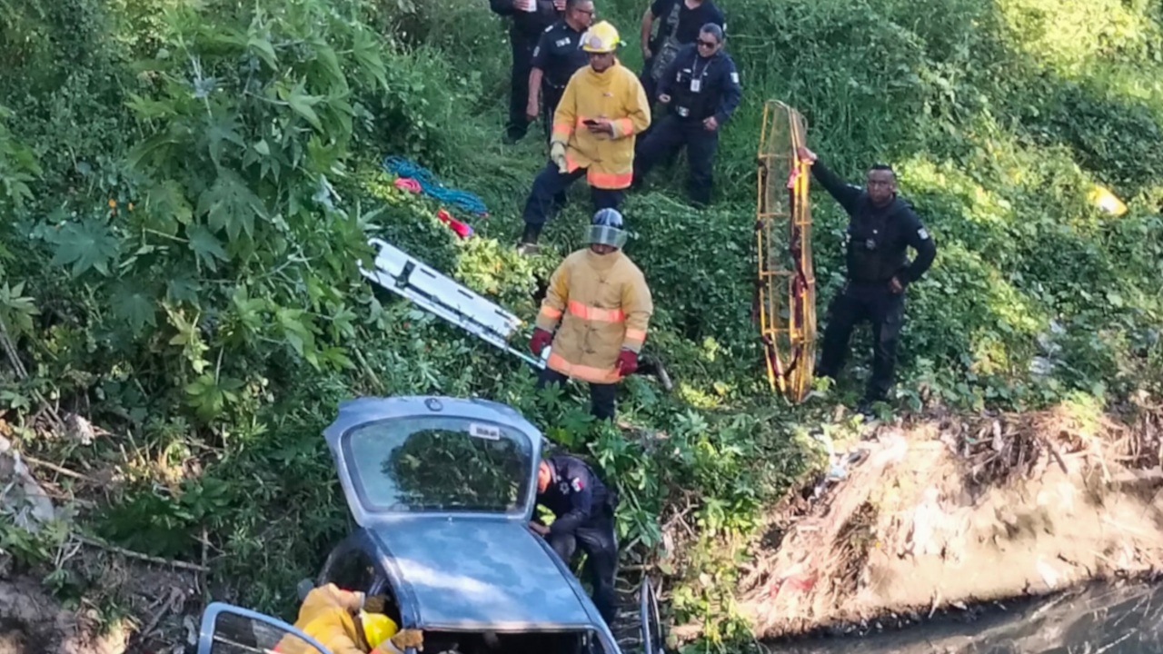 En acción coordinada policía de la capital rescata en bulevar Revolución a conductor que cayó del puente Briones