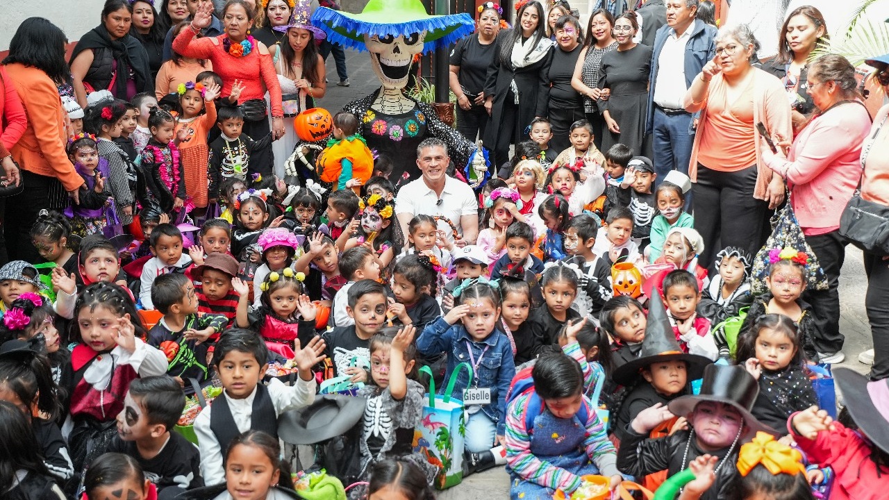 Con risas, dulces y tradición el alcalde Alfonso Sánchez García encabeza la convivencia de calaverita