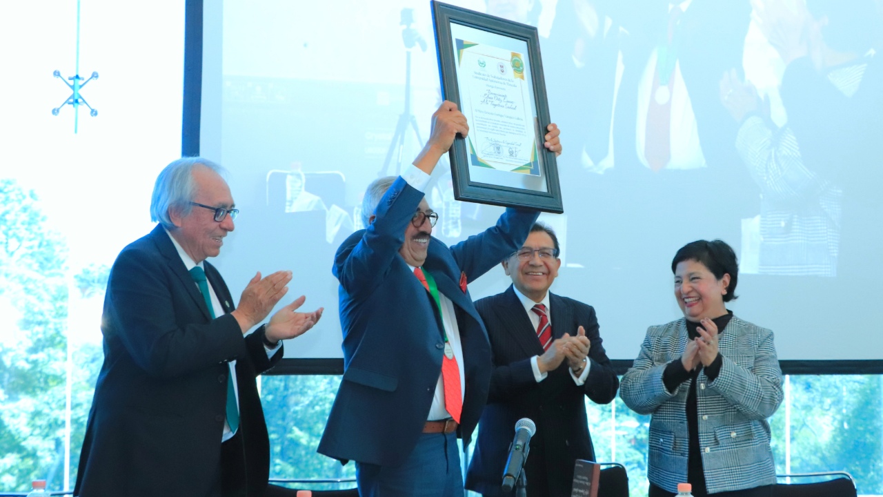 STUAT entrega la medalla “Efraín Ortiz Linares” al Maestro Enrique Vázquez Galicia