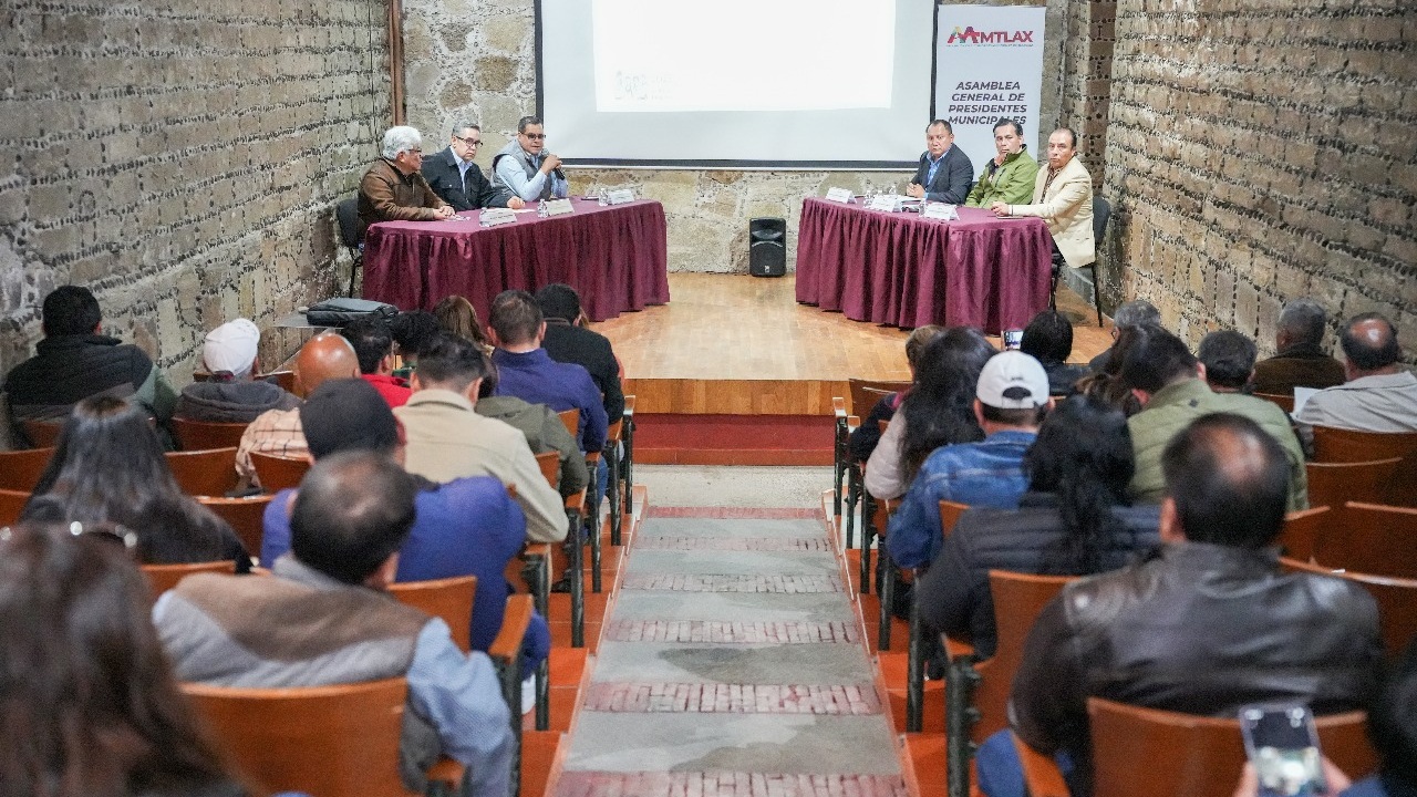 Gestiona Alfonso Sánchez foro sobre medidas de prevención de enfermedades en el ganado para miembros del AAMTLAX