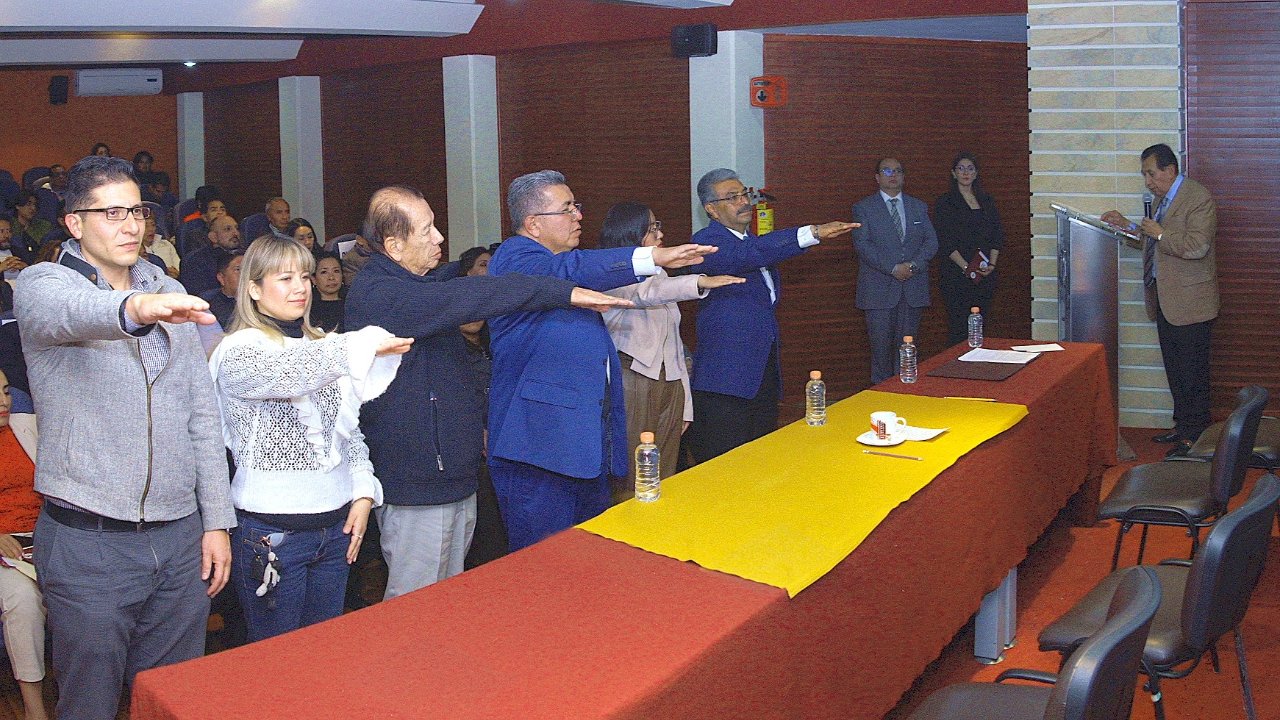 Rinden protesta integrantes del Patronato Pro Donación para la Vestibulación de la Torre de Rectoría