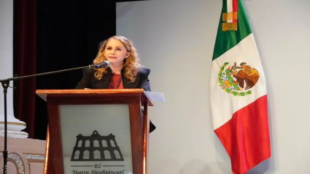 Marcela González llama a modernizar la democracia con eficiencia y sin fuero