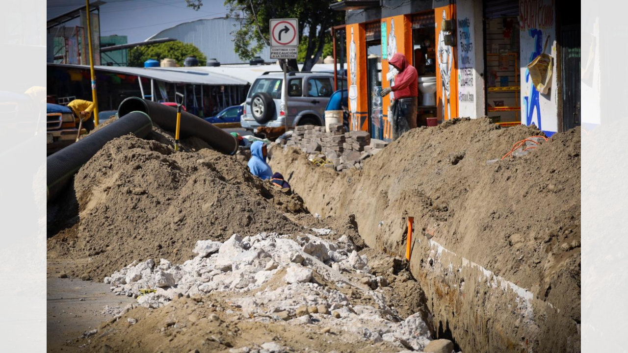 Gobierno Municipal de Zacatelco renueva drenaje sanitario en la calle 5 de Mayo