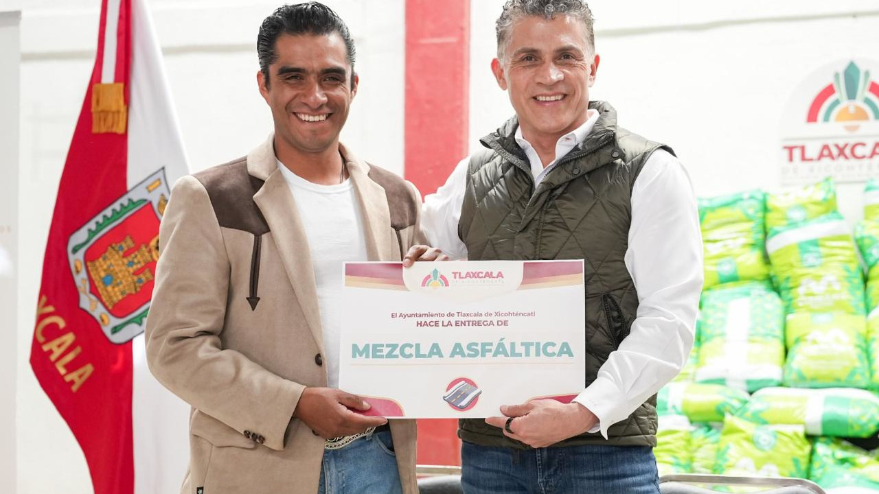 El alcalde Alfonso Sánchez García realiza la primera entrega de 50 toneladas de mezcla asfáltica en frío para duplicar esfuerzos de bacheo en la capital.