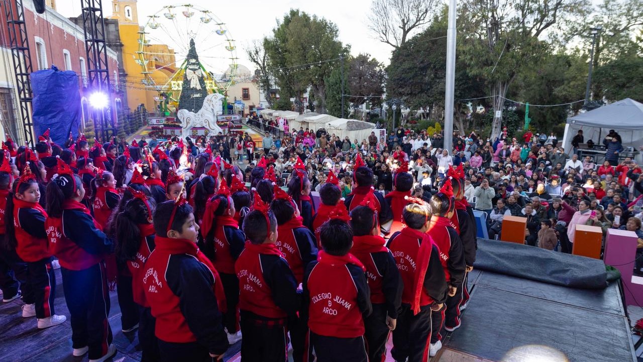 Niños y Niñas Llenan de Alegría y Música la Aldea Mágica con Cantos y Villancicos Navideños