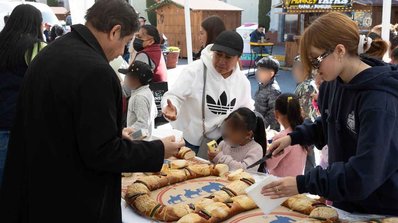 Chava Santos realiza en Huamantla el tradicional corte de rosca de reyes