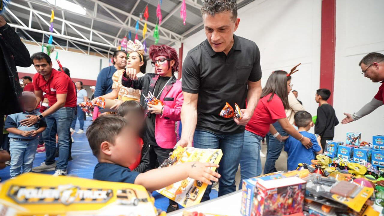 Con juegos tradicionales y regalos Alfonso Sánchez García continúa el segundo día de festejos de reyes magos