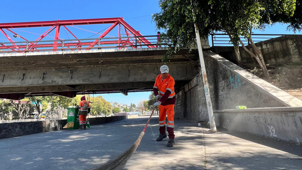 Permiten labores de limpieza del ayuntamiento de Tlaxcala mantener en buen estado el andador “heroico colegio militar” en la capital