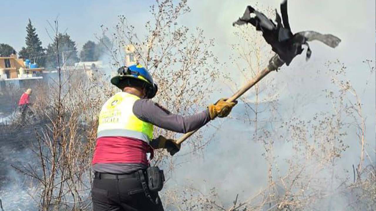 Unen esfuerzos protección civil y policía municipal de Tlaxcala con el estado y bomberos para proteger a la población de incendio en pastizal