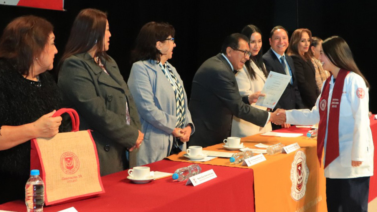 Preside Rector de la UATx graduación de 115 nuevos odontólogos