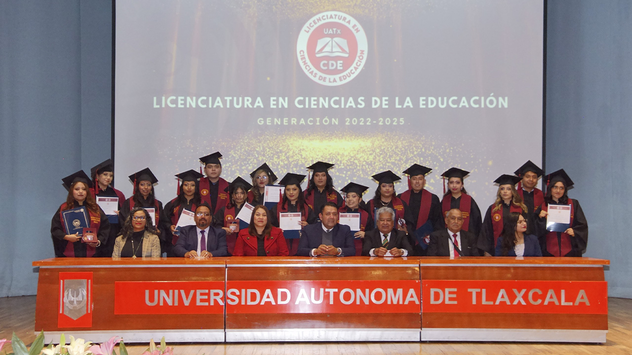 La FCE-UATx gradúa a nuevos profesionales comprometidos con la transformación educativa