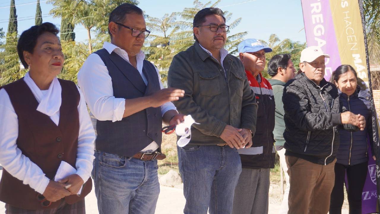 José Miguel Acatzi Luna entrega obra de pavimentación en la Primera Sección