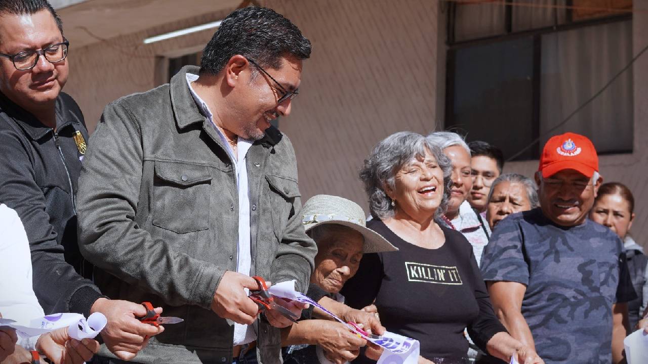 José Miguel Acatzi Luna entrega obra de pavimentación en la calle Benito Juárez en Guardia.