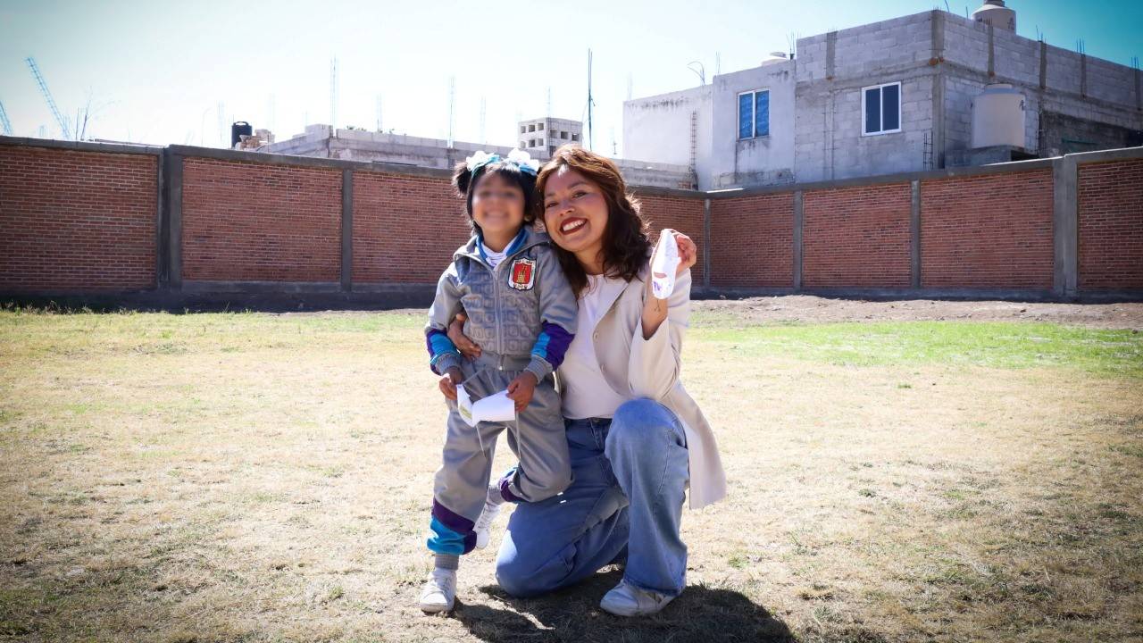 Autoridades municipales, educadores y padres de familia celebran barda perimetral en el Jardín de Niños en Zacatelco